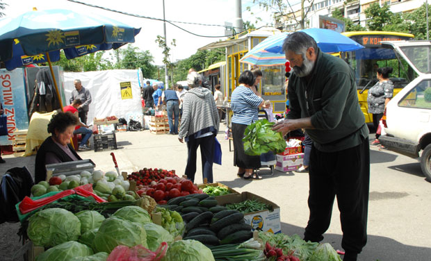 Роба се нуди и на тротоару